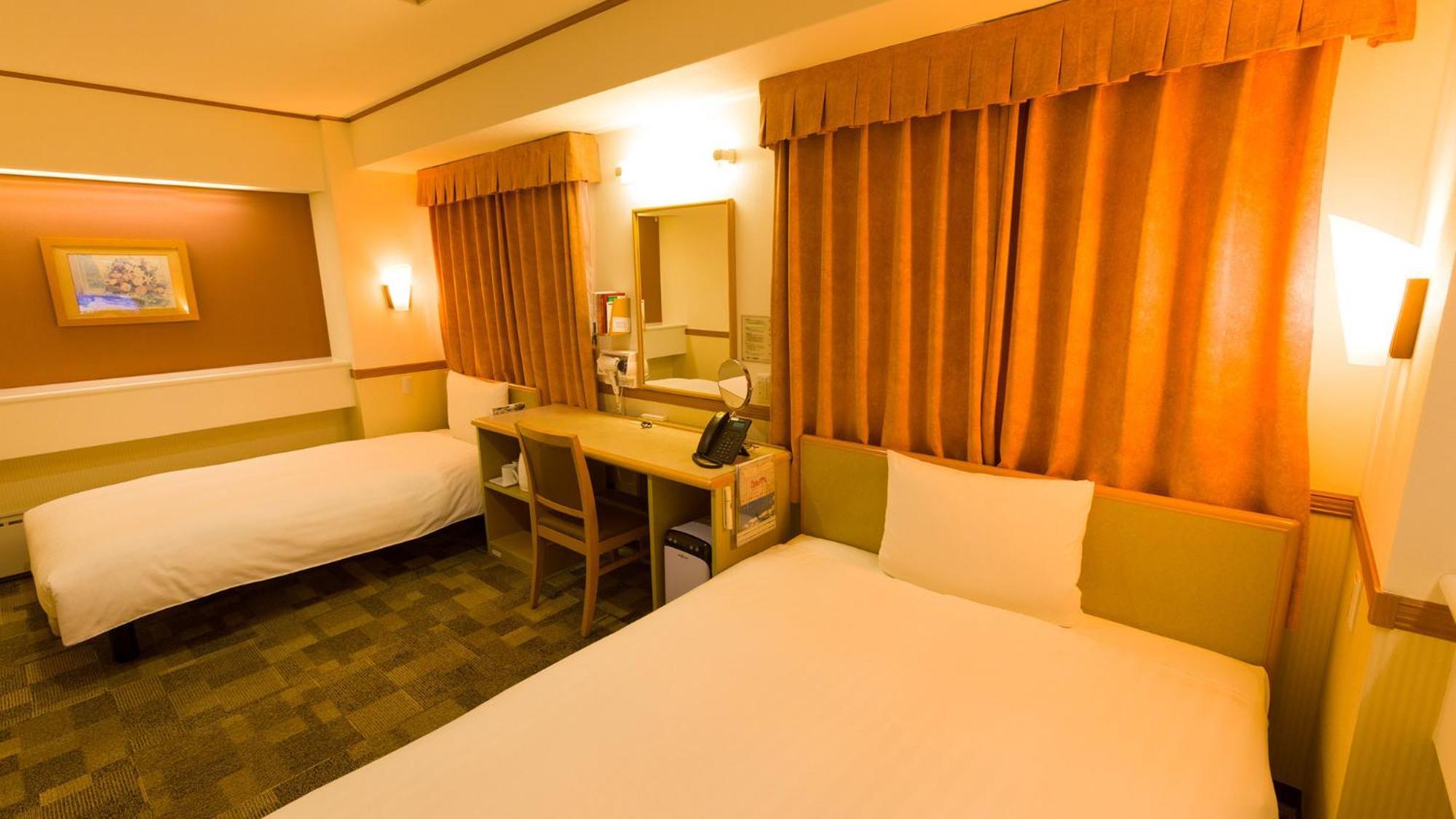 Toyoko Inn Higashi-Hiroshima Saijo Ekimae Rum bild