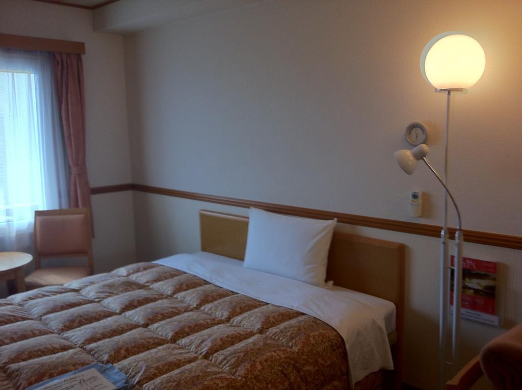 Toyoko Inn Higashi-Hiroshima Saijo Ekimae Rum bild