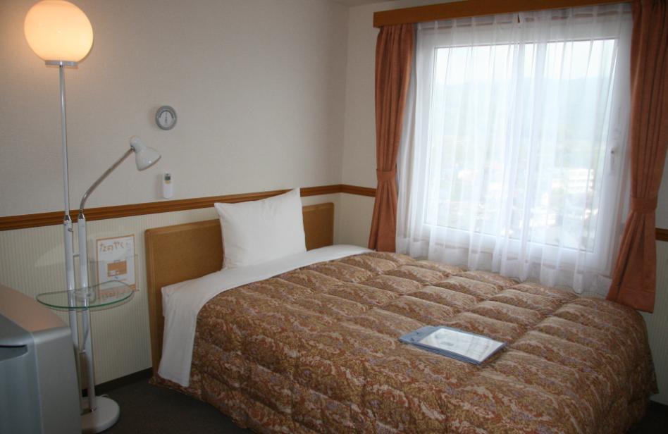 Toyoko Inn Higashi-Hiroshima Saijo Ekimae Rum bild
